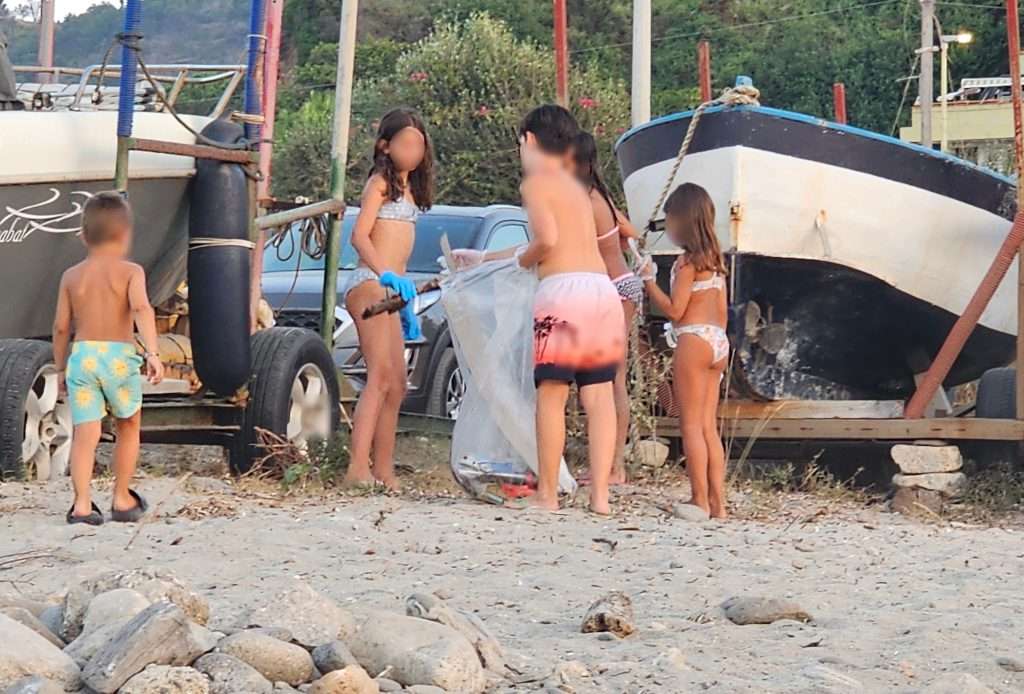 bambini Acqualadrone spiaggia tra le barche