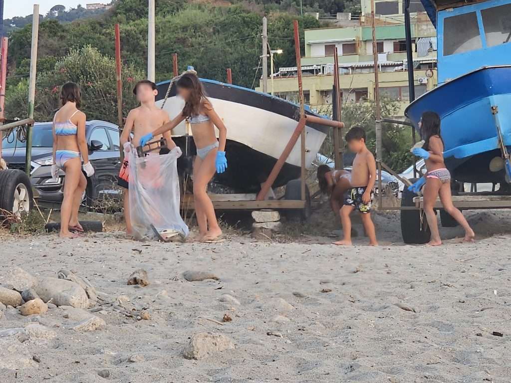gesto ambientale bambini spiaggia Acqualadrone