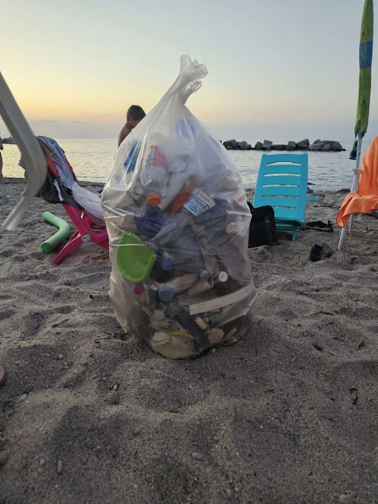 bambini con guanti pulizia spiaggia Acqualadrone