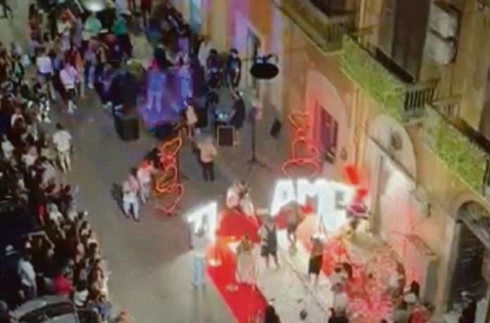 Serenata neomelodica a Bari: folla in strada, cuori luminosi e fuochi d’artificio bloccano un intero isolato