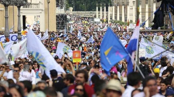 Giubileo dei Giovani 2025 a Roma: folla di pellegrini in Piazza San Pietro