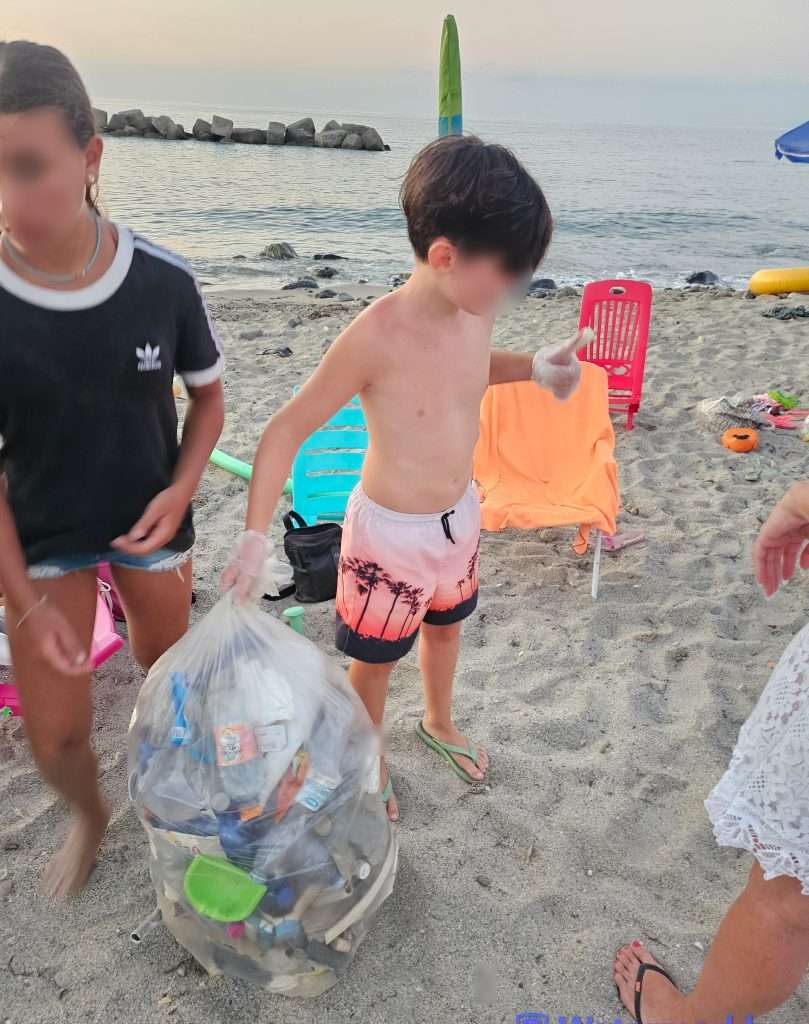 bambini Acqualadrone raccolta rifiuti spiaggia