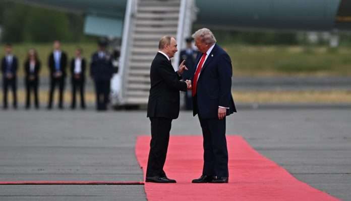 Summit Anchorage 2025: stretta di mano tra Trump e Putin sul tappeto rosso in Alaska