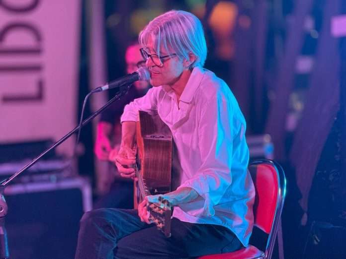 Luca Madonia in concerto acustico con chitarra e voce