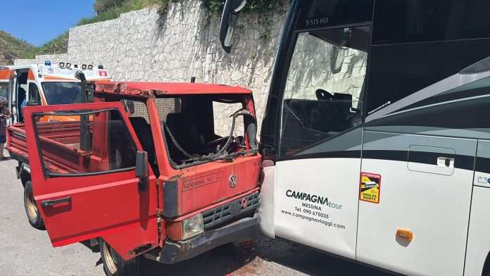 Incidente Saponara, mezzo agricolo MAR danneggiato dopo scontro con pullman