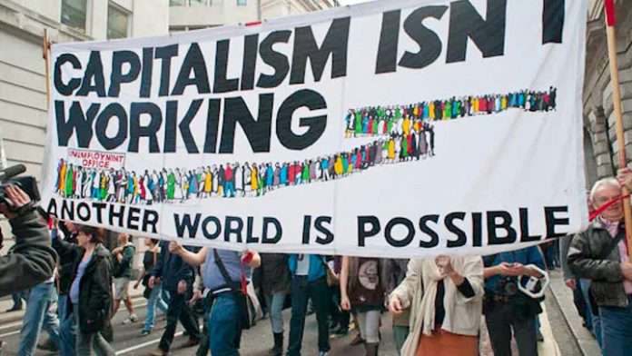 populismo Manifestanti con striscione 'Capitalism isn’t working – Another world is possible' durante una protesta contro il capitalismo