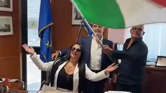 Rita De Crescenzo e Pasquale Di Fenza nell’ufficio del consiglio regionale con bandiera italiana ed europea