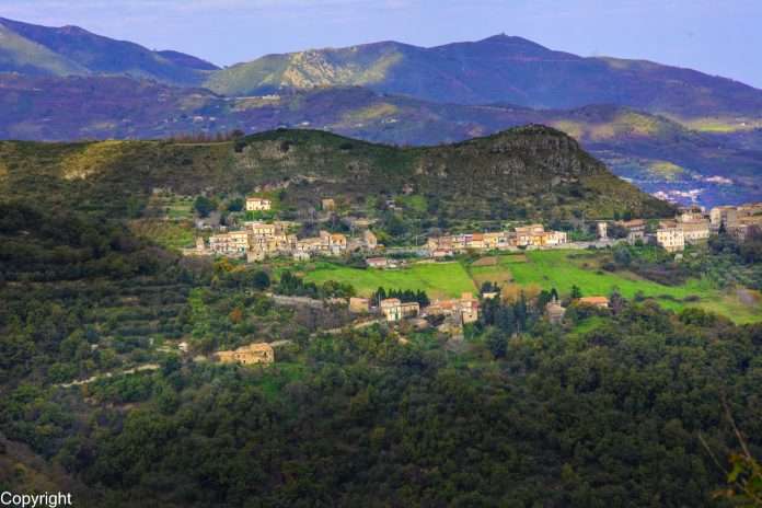 Veduta di Santa Maria di Montalbano Elicona durante il No.Strano Festival