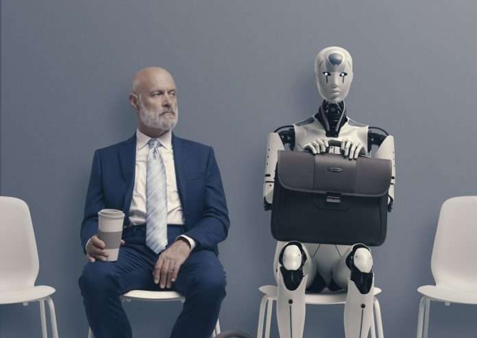 Uomo e robot seduti in attesa di un colloquio di lavoro, simbolo del rapporto tra intelligenza artificiale e lavoro