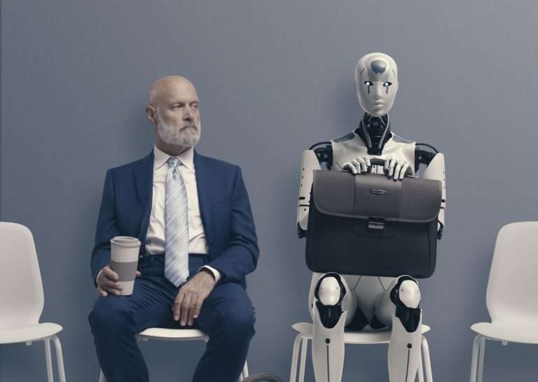 Uomo e robot seduti in attesa di un colloquio di lavoro, simbolo del rapporto tra intelligenza artificiale e lavoro