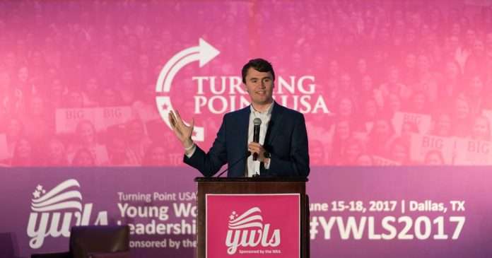 Charlie Kirk durante un evento di Turning Point USA