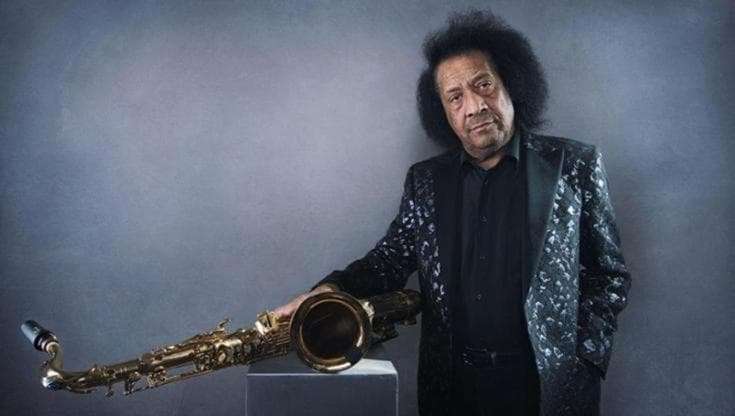 081820892-84b7f961-948d-41de-bfd9-f6cc395f4c26 James Senese mentre suona il sax durante un’esibizione dal vivo