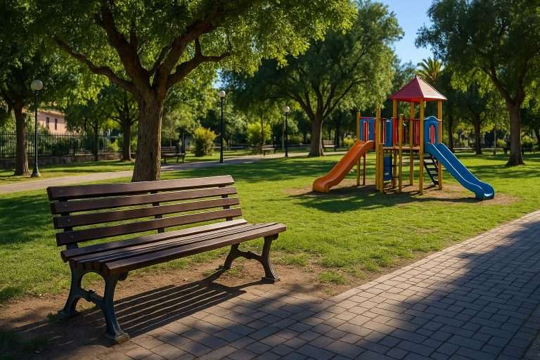 Panchina e area giochi nella Villa Martina di Rometta, simbolo di decoro urbano e inclusione.
