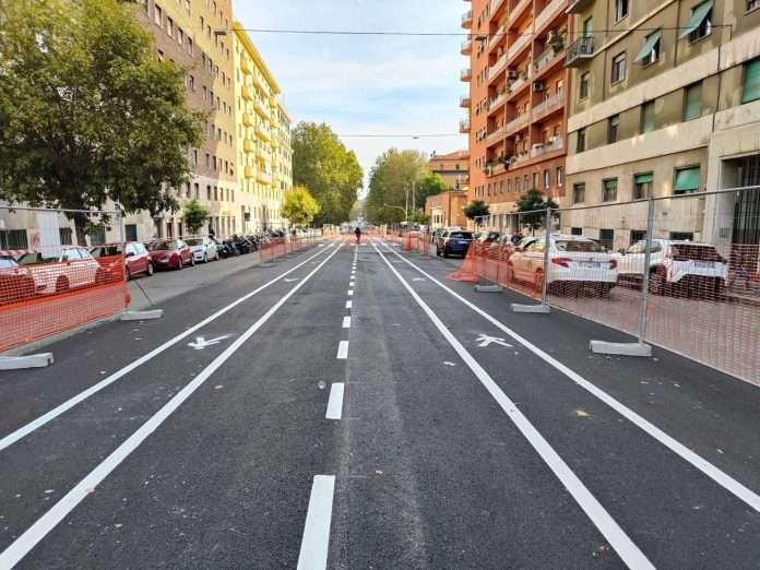 Transenne e cantieri in via Guido Reni per la nuova pista ciclabile al Flaminio