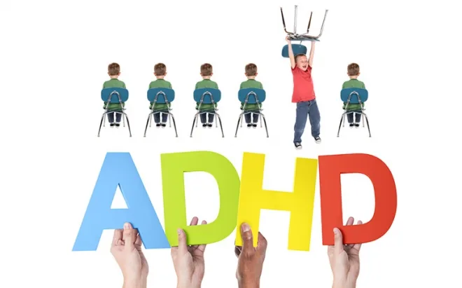 IMG_4026 Bambino che studia con supporti visivi e timer, simbolo delle strategie per gestire l’ADHD a scuola e a casa