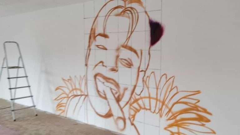 immagine relativa al murales che era in fase di realizzazione; dedicato al ragazzo ucciso