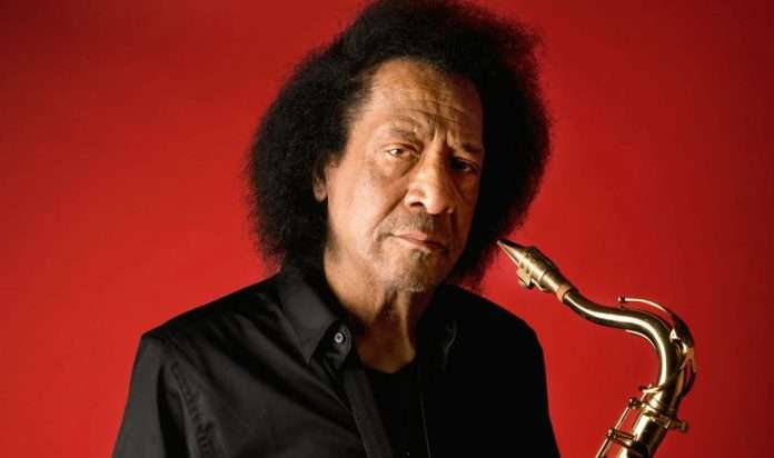 James Senese mentre suona il sax durante un’esibizione dal vivo
