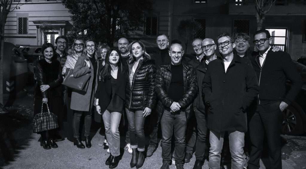 ROMA I rappresentanti del Movimento Politico Partiamo Da Qui posano accanto al murales dedicato a Simone Schiavello, simbolo di memoria e rinascita a Ostia dopo l’esplosione in via Tortuga