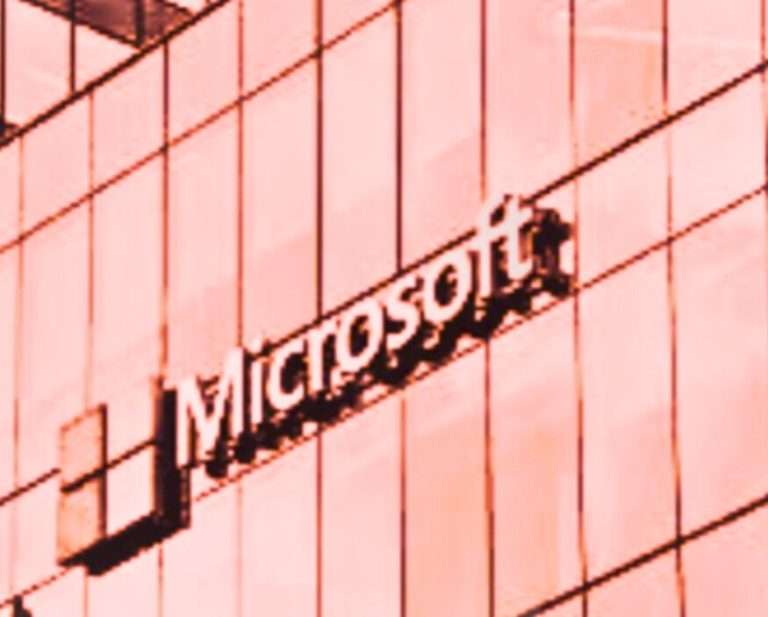 Logo Microsoft e OpenAI su sfondo scuro, a simboleggiare la nuova partnership strategica del 2025