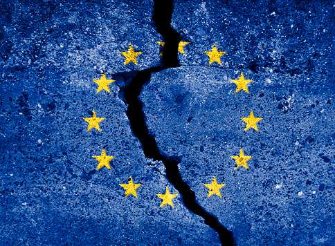 Edificio in costruzione con bandiera dell’Unione Europea: metafora dell’Europa incompiuta