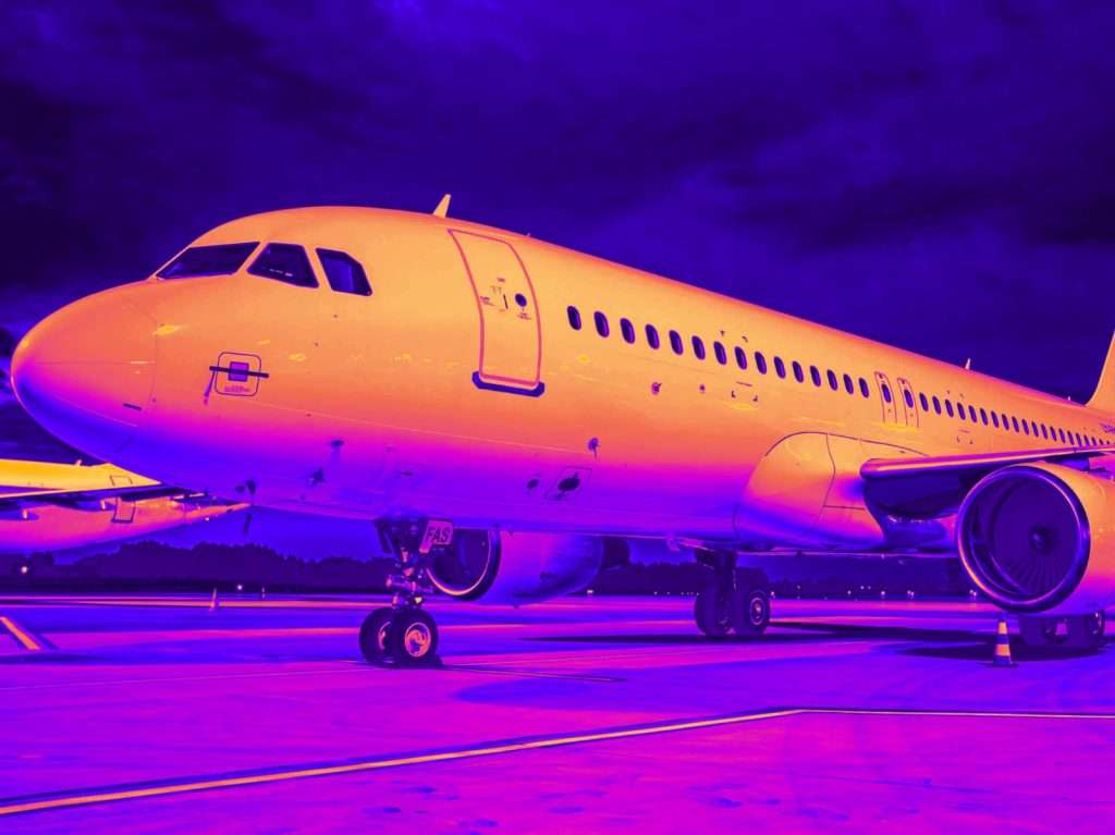 Aerei in fase di manutenzione negli hangar durante il richiamo globale della famiglia Airbus A320. Aerei in fase di manutenzione negli hangar durante il richiamo globale della famiglia Airbus A320.
