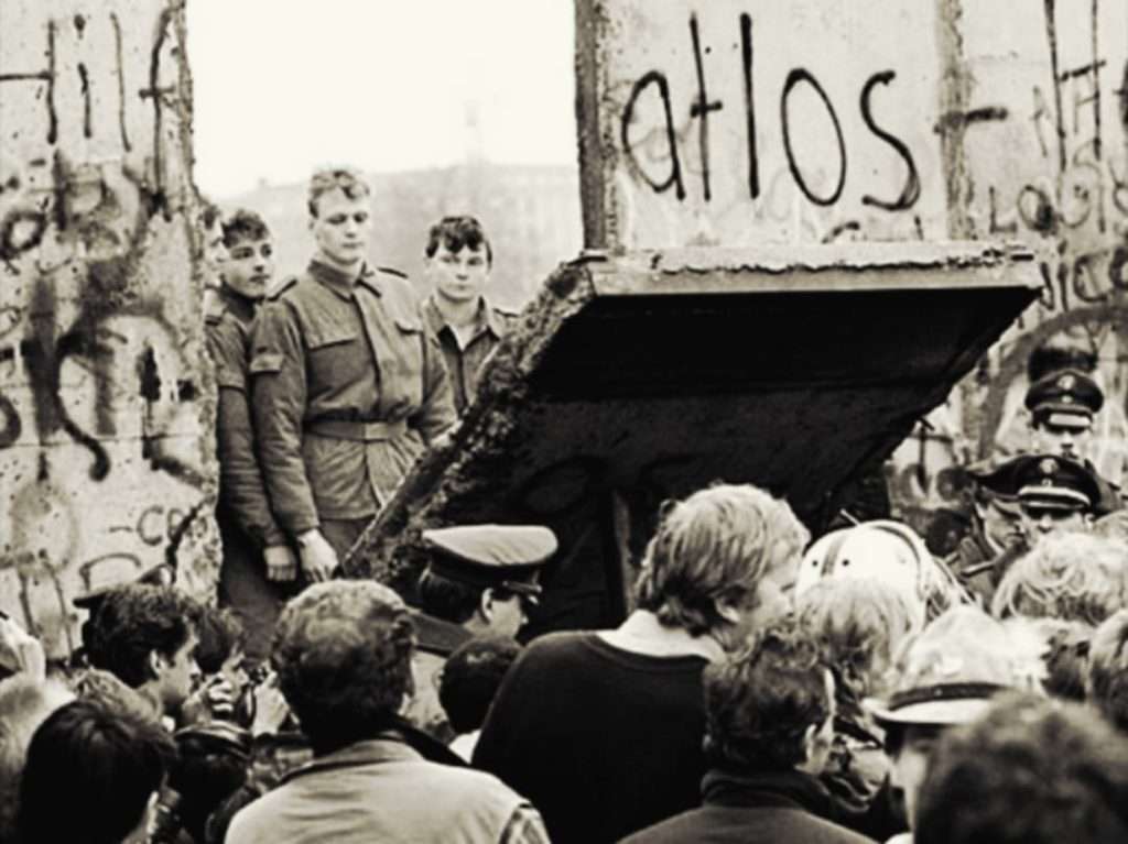 2 Persone che abbattono il Muro di Berlino la notte del 9 novembre 1989