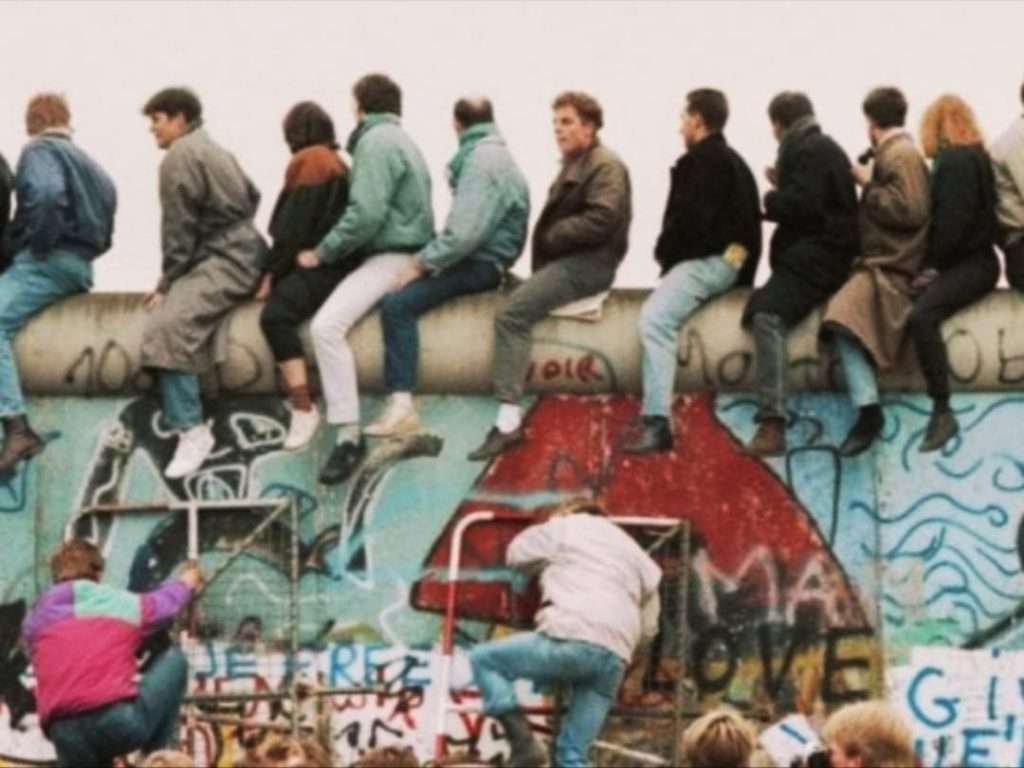 4 Persone che abbattono il Muro di Berlino la notte del 9 novembre 1989
