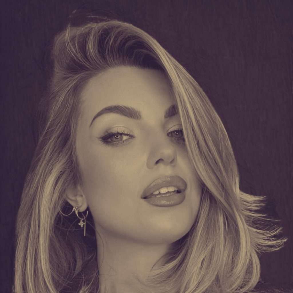 Ritratto di Stefanie Pieper, giovane influencer austriaca, sorridente davanti alla camera Ritratto di Stefanie Pieper, giovane influencer austriaca, sorridente davanti alla camera