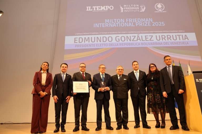 Premiazione della Fondazione Milton Friedman all’Ara Pacis: Edmundo González Urrutia riceve a Roma il riconoscimento del Milton Friedman International  Prize edizione 2025