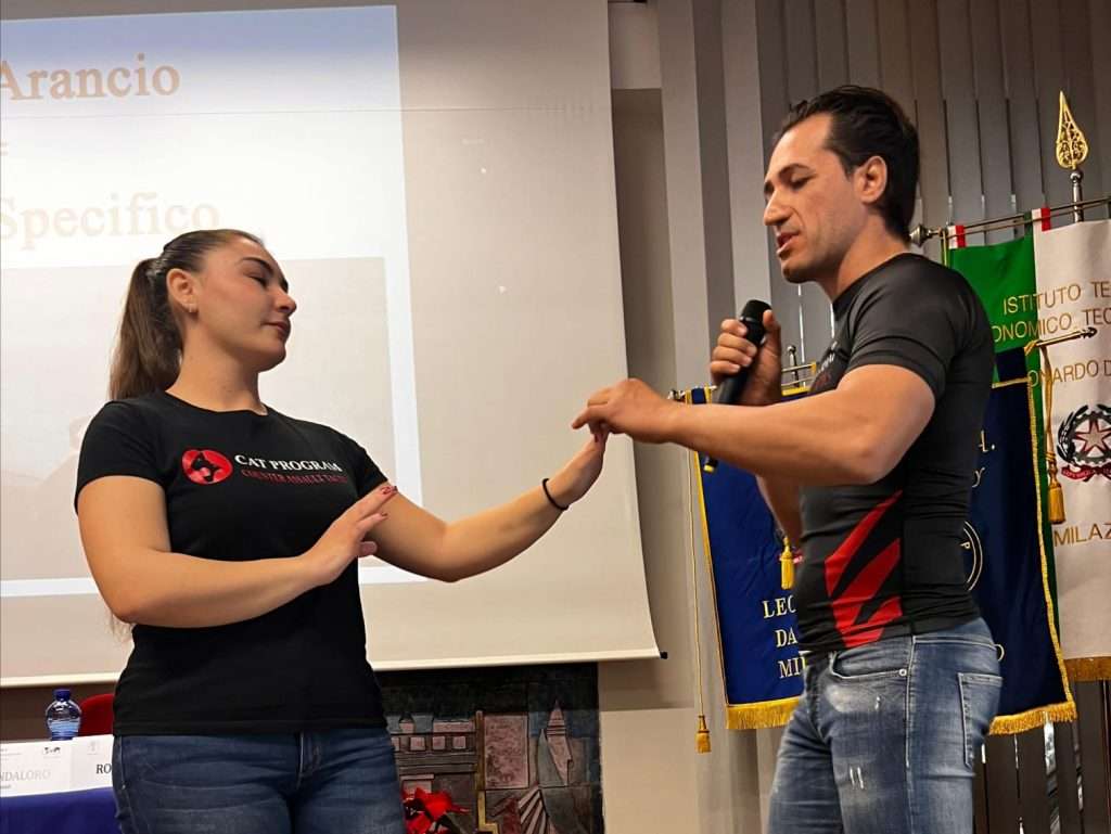 Autodifesa: studenti dell’ITET di Milazzo durante la conferenza sulla consapevolezza e prevenzione Autodifesa: studenti dell’ITET di Milazzo durante la conferenza sulla consapevolezza e prevenzione