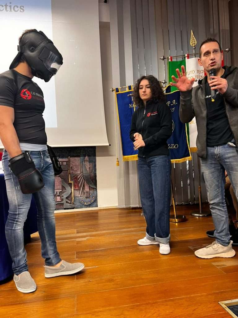Autodifesa: studenti dell’ITET di Milazzo durante la conferenza sulla consapevolezza e prevenzione Autodifesa: studenti dell’ITET di Milazzo durante la conferenza sulla consapevolezza e prevenzione
