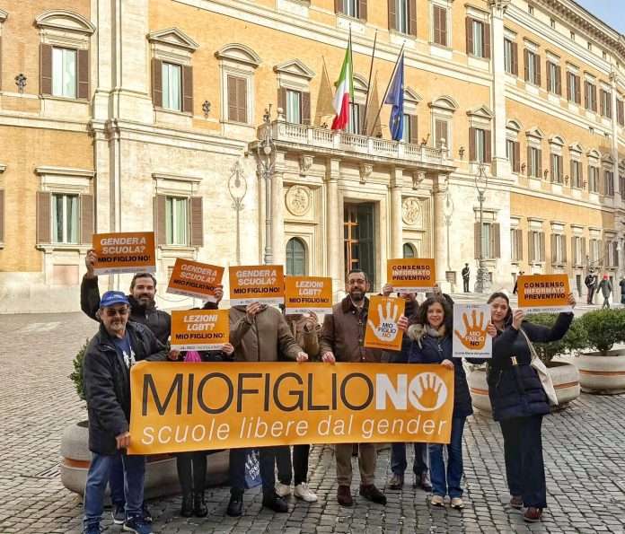 Manifestazione contro o a favore del Ddl Valditara consenso informato durante iniziative pubbliche sul tema delle scuole