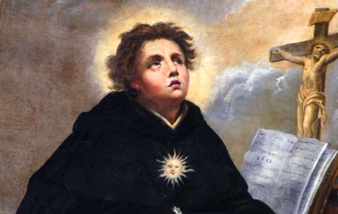 San Tommaso d’Aquino raffigurato mentre scrive, simbolo della legge naturale e del pensiero filosofico medievale