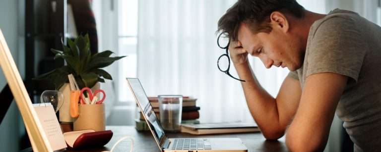 Persona sopraffatta dallo stress che si accumula nel corpo attraverso tensione e stanchezza