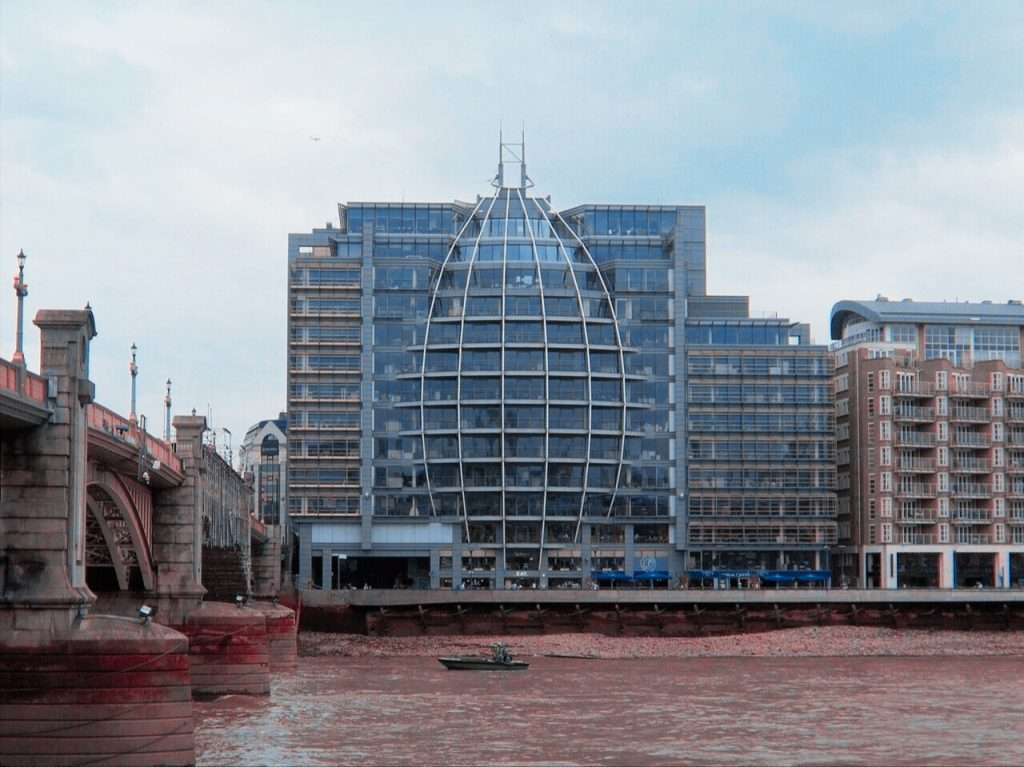 Grok e Ofcom indagine al livello 1 della sicurezza digitale che ridisegna il confine tra intelligenza artificiale e responsabilità OFcom