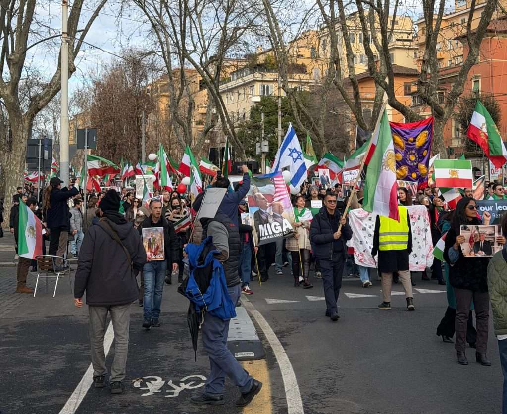 Iran, 4000 in piazza a Roma per la libertà contro il regime degli ayatollah e appello al Governo per la chiusura dell’ambasciata