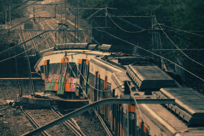 Incidente ferroviario a Murcia: vista aerea del treno deragliato dopo l’impatto con una gru di cantiere.