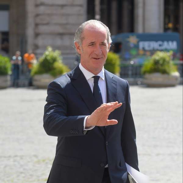 Luca Zaia durante un intervento pubblico, fotografia in esterno.