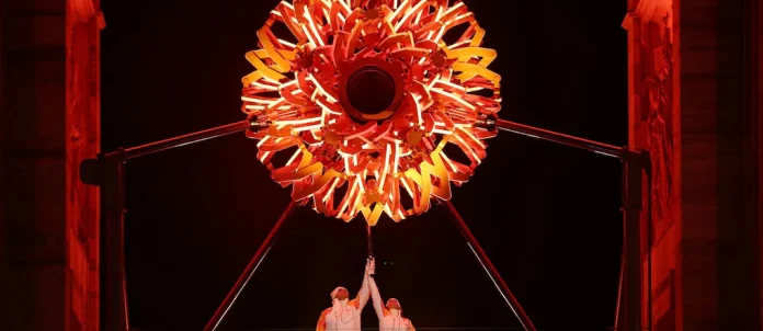 'accensione del braciere olimpico presso l'Arco della Pace a Milano. Gli ultimi tedofori Alberto Tomba e Deborah Compagnoni