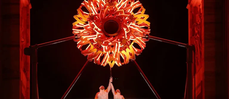 'accensione del braciere olimpico presso l'Arco della Pace a Milano. Gli ultimi tedofori Alberto Tomba e Deborah Compagnoni