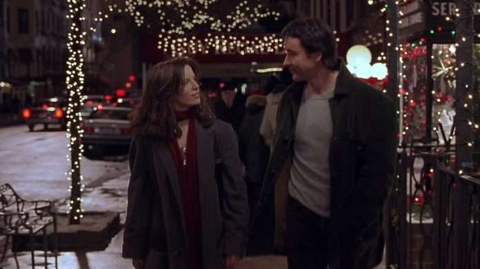 John Cusack e Kate Beckinsale in una scena iconica del film Serendipity - Quando l'amore è magia (2001).