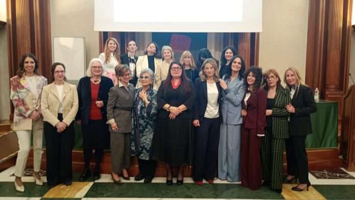 Eccellenza donna, a Roma il convegno per l'8 marzo dedicato al talento femminile: premiate Biagiotti, Cucinotta e Spadorcia In occasione della Giornata internazionale della donna, si è svolto a Roma il convegno “Eccellenza Donna”, un evento dedicato alla valorizzazione del talento femminile nei diversi ambiti della società.