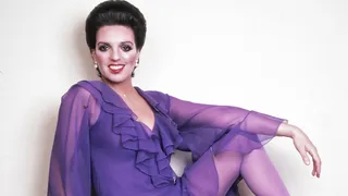 Liza Minnelli compie 80 anni: un traguardo che profuma di storia, paillettes e incredibile resilienza. ripercorriamo la vita dell'ultima vera diva di Hollywood, dalla nascita sotto i riflettori , alle battaglie personali che l'hanno resa l'icona immortale che tutti amiamo.