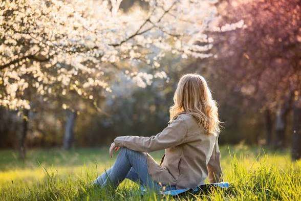 Stanchezza di primavera: come sconfiggere la Spring Fatigue con scienza e alimentazione. Esploriamo il legame tra ritmi biologici e spossatezza stagionale attraverso le ricerche della dottoressa Christine Blume, scoprendo perché la dieta mediterranea, una corretta prima colazione e l’eventuale supporto di integratori sono i migliori alleati per ottimizzare il proprio rendimento e ritrovare l’energia.