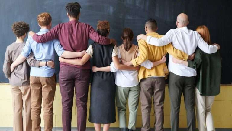Oggi in Questione di Classe parliamo del volto nuovo della scuola italiana. Il calo delle nascite svuota le aule, gli studenti stranieri le riempiono. Ma l'integrazione è spesso frenata da un'autoesclusione silenziosa e da barriere culturali che partono dalle famiglie. Ragazzi divisi tra due mondi, tra la lingua del cuore e quella del futuro