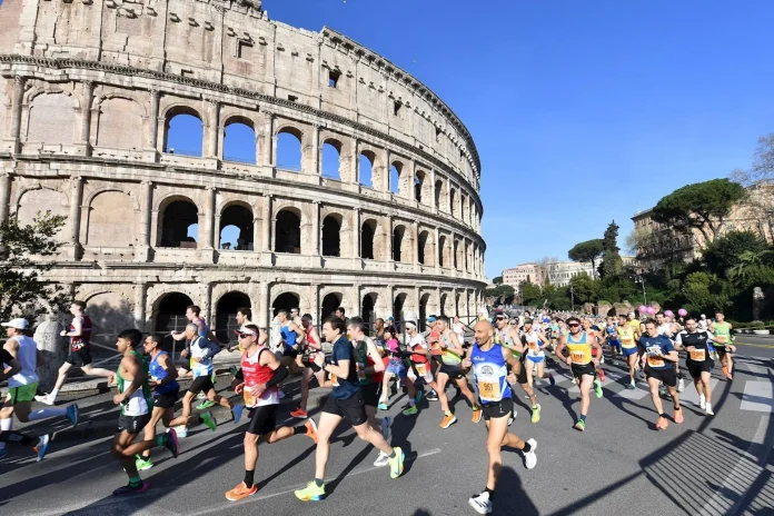 Roma, 22 marzo 2026 I runner della Maratona attraversano il Colosseo.