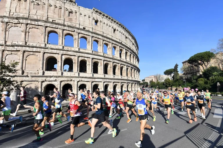 Roma, 22 marzo 2026 I runner della Maratona attraversano il Colosseo.
