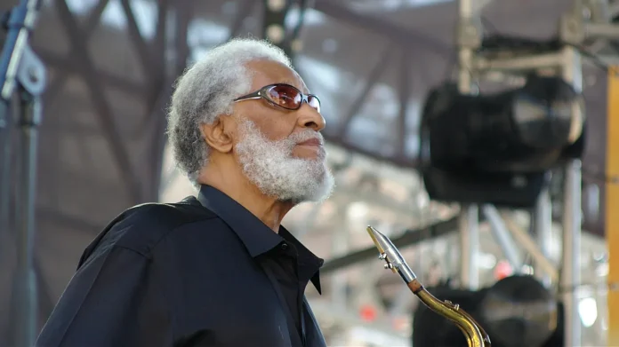 Con la scomparsa di Sonny Rollins se ne va uno degli ultimi giganti del jazz: la storia di un artista che ha trasformato il sax in una continua ricerca di libertà