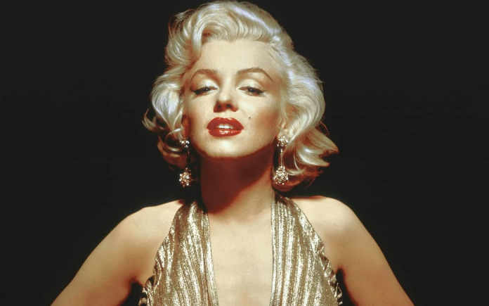 con il suo inconfondibile abito dorato e un'eleganza sofisticata, Marilyn resta il simbolo supremo del glamour a 100 anni dalla sua nascita.