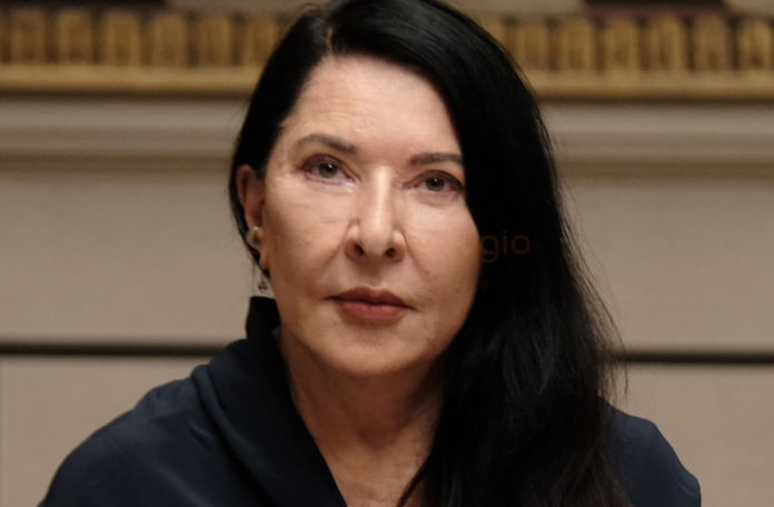 L'intensità espressiva di Marina Abramović cattura la scena in Laguna durante l'attesissimo appuntamento con la Biennale di Venezia. un' artista che ha rivoluzionato il concetto stesso di arte performativa nel mondo.